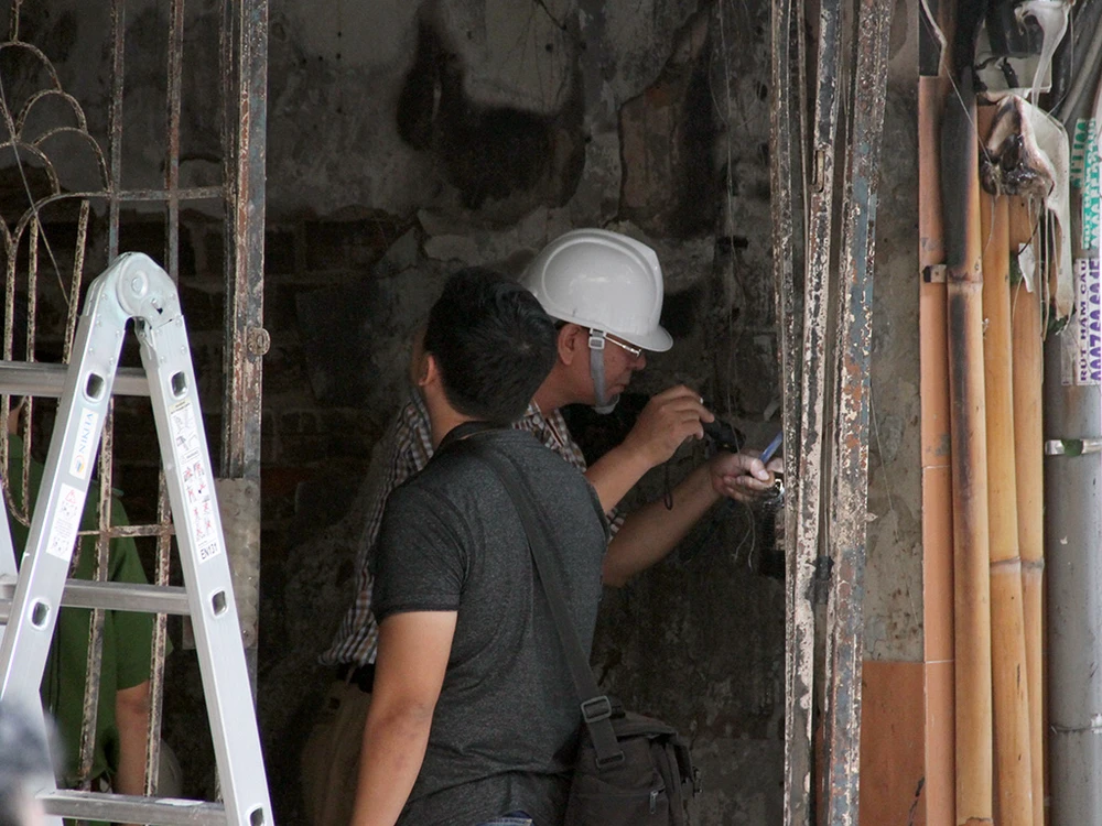 Vụ cháy ở đường Lê Văn Sỹ: Căng mắt tìm manh mối ảnh 2